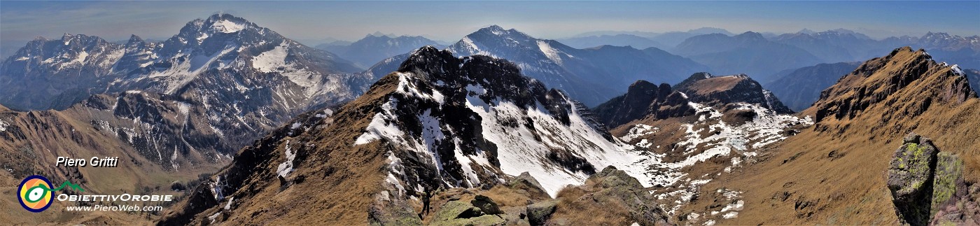 43 Bellissimo panorama dalla Madonnina del Pietra Quadra.jpg